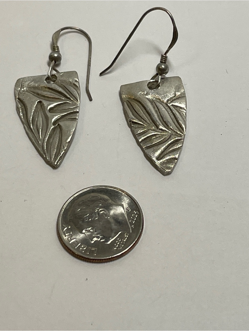 6.11g Vintage Sterling Silver 925 Leaf Imprint Dangle Drop Triangle Earrings